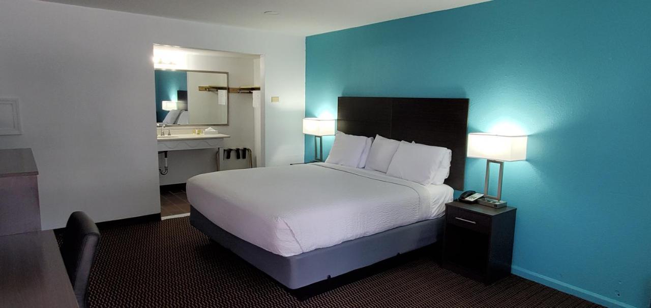 Travelodge By Wyndham Livonia Canton Novi Detroit Area Exterior photo