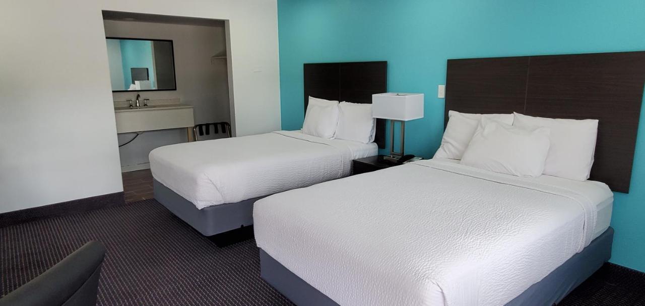 Travelodge By Wyndham Livonia Canton Novi Detroit Area Exterior photo