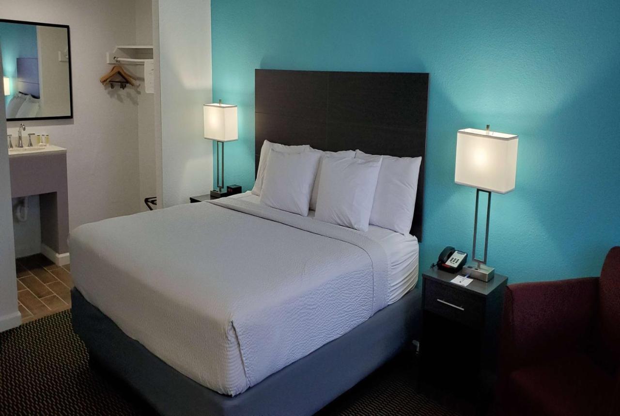 Travelodge By Wyndham Livonia Canton Novi Detroit Area Exterior photo